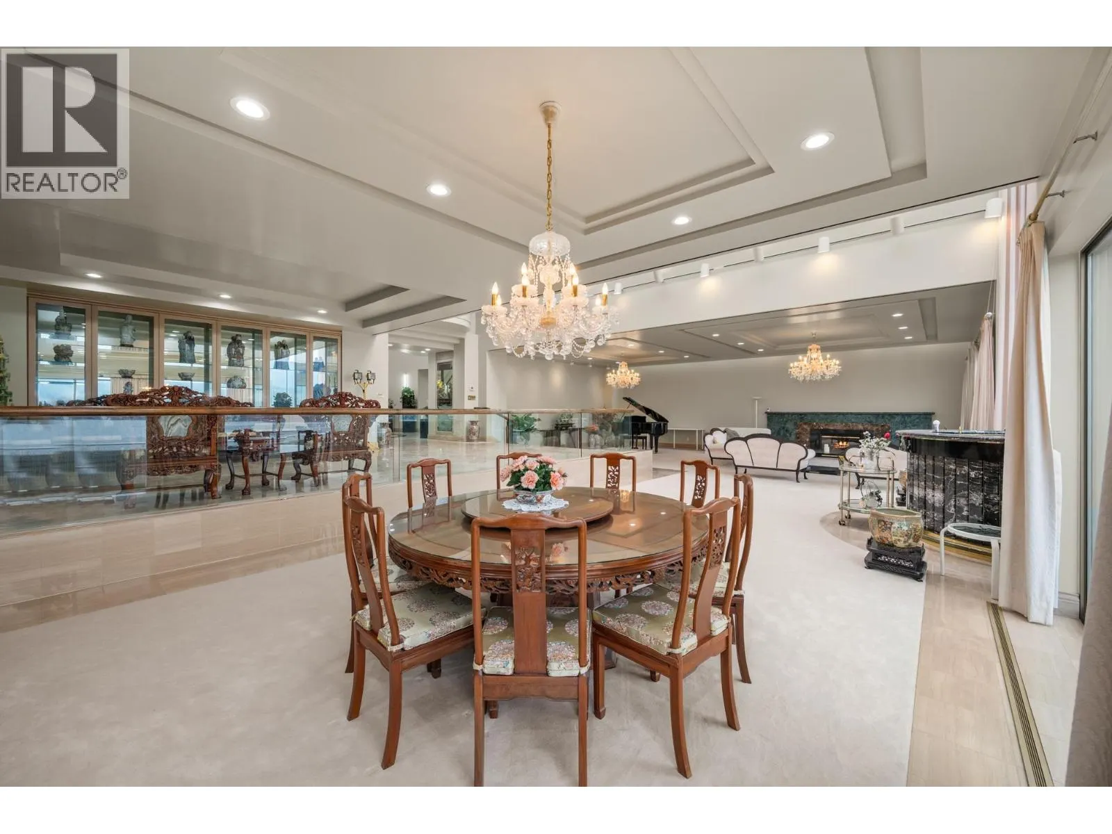 828 BEACHVIEW DRIVE