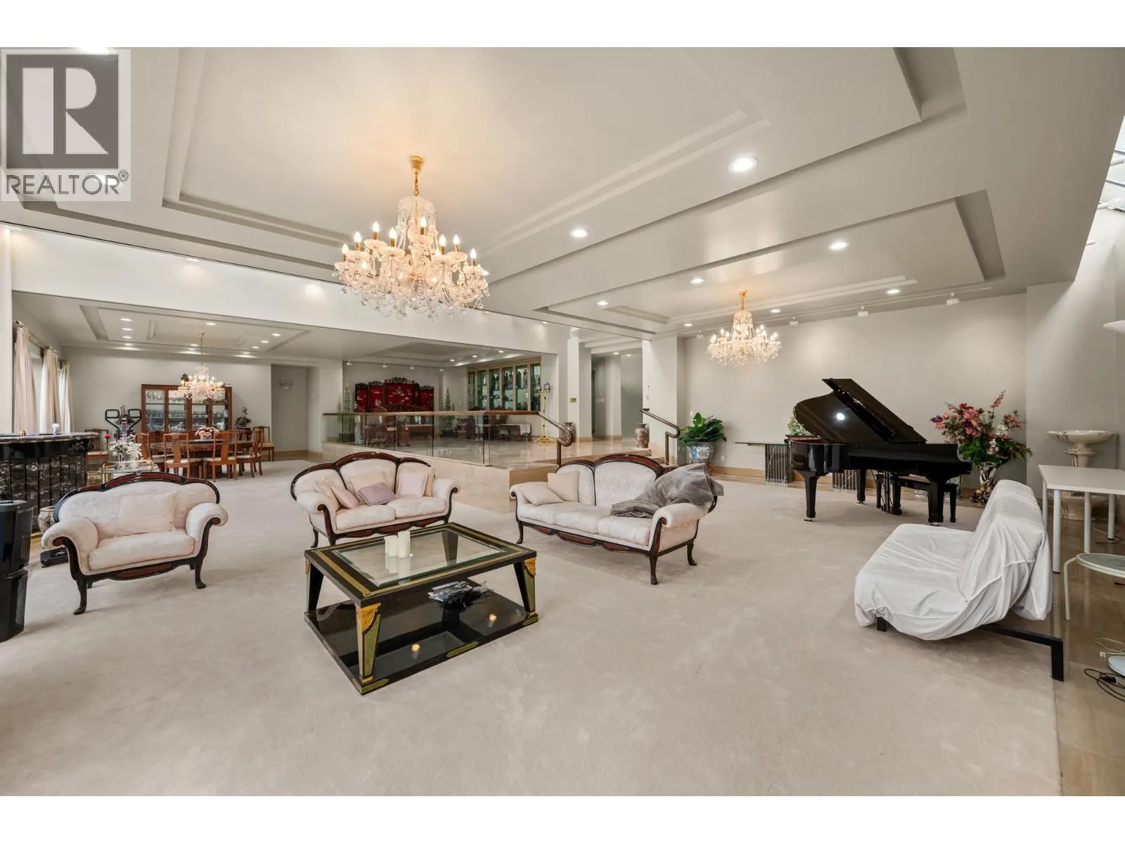 828 BEACHVIEW DRIVE