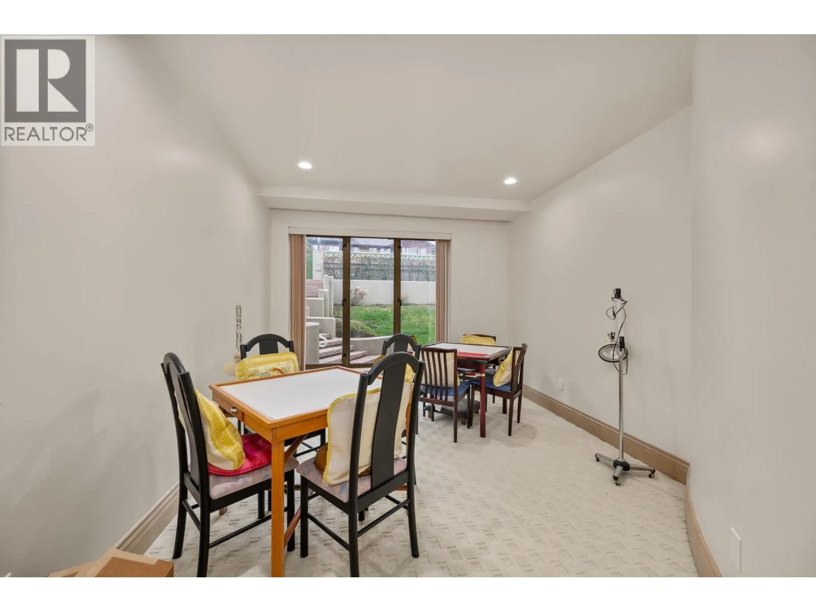 828 BEACHVIEW DRIVE