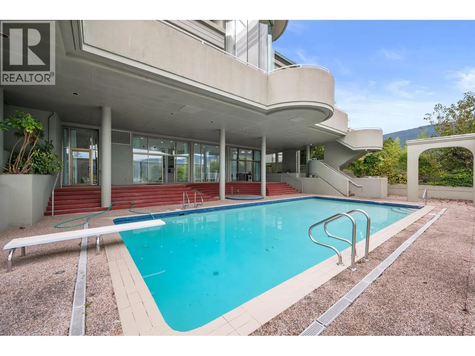 828 BEACHVIEW DRIVE