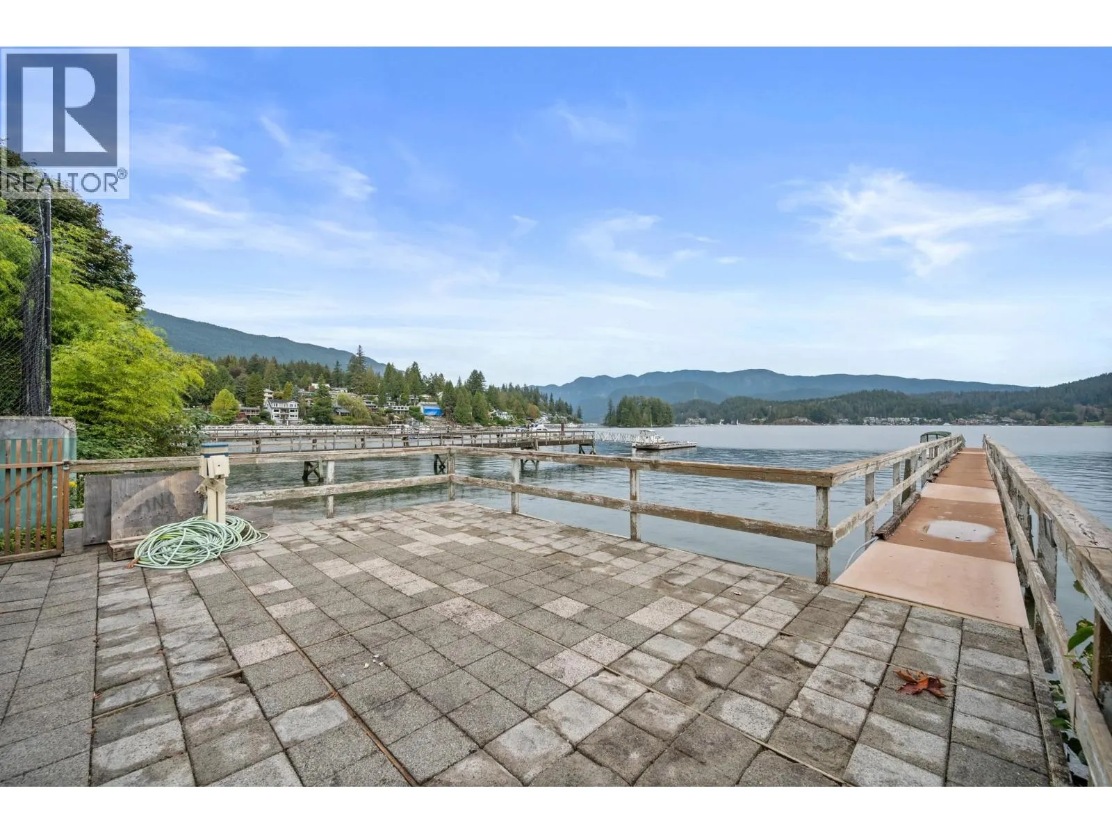 828 BEACHVIEW DRIVE