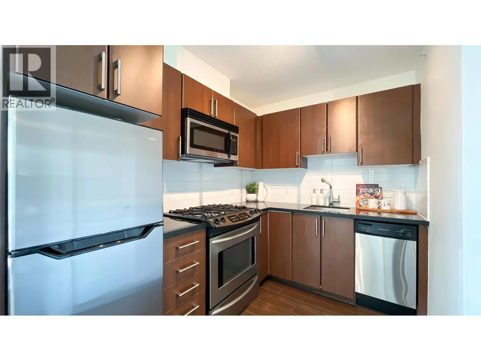 1106 1068 W BROADWAY