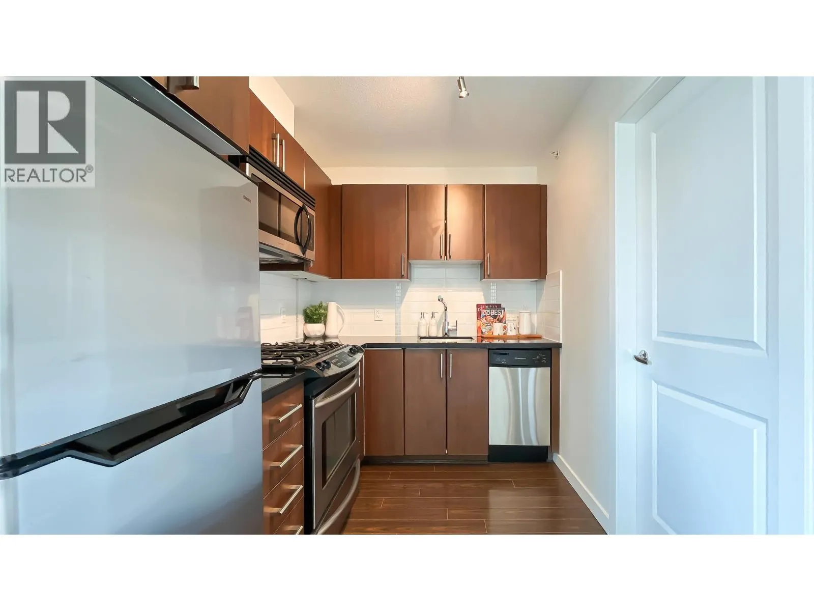1106 1068 W BROADWAY