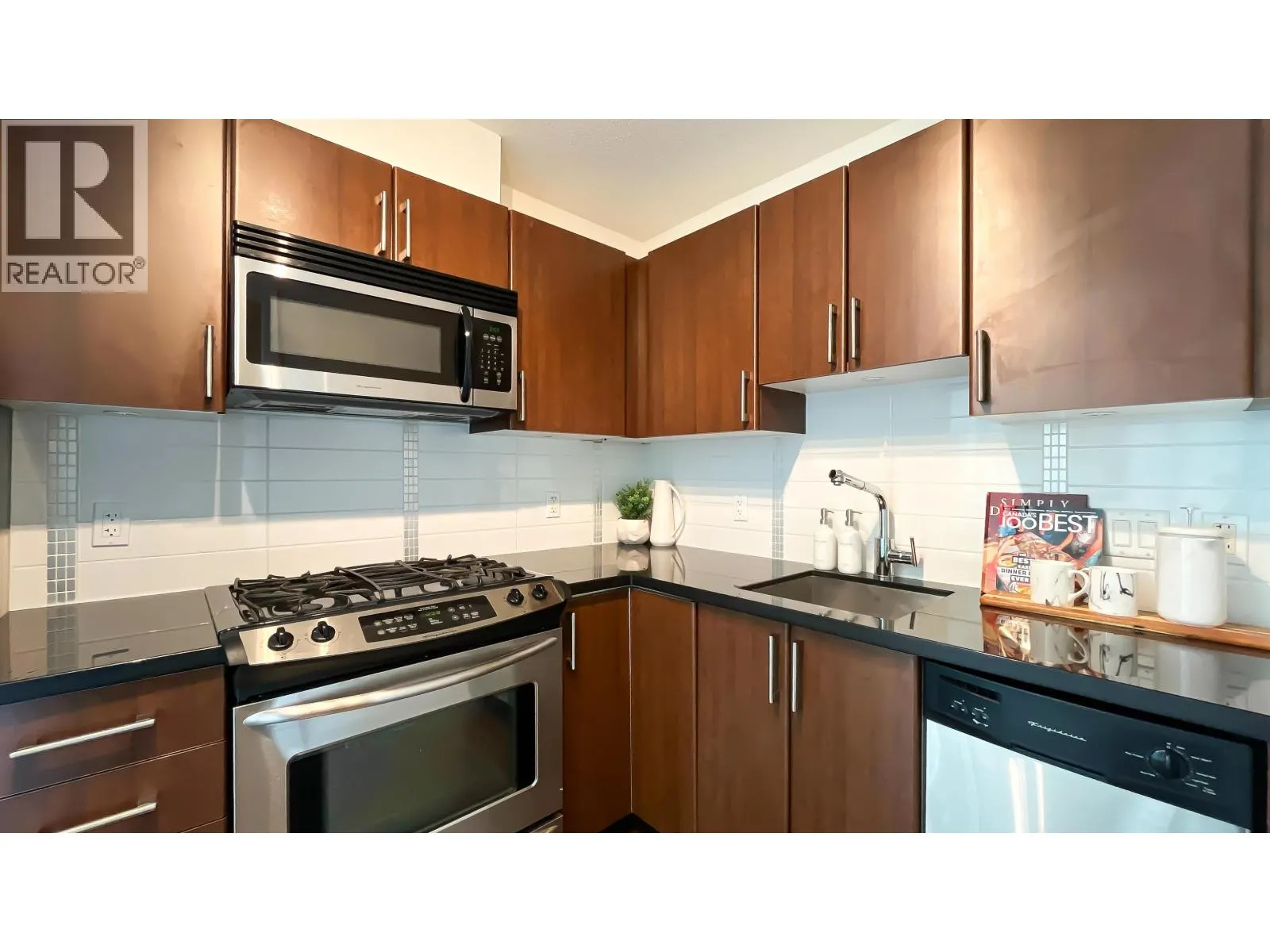1106 1068 W BROADWAY