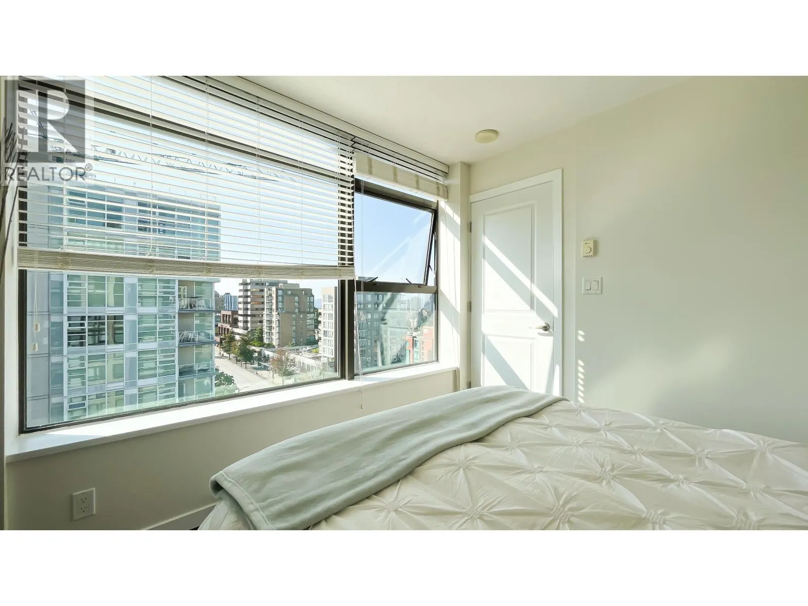 1106 1068 W BROADWAY