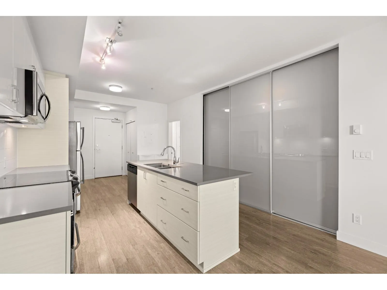 306 13919 FRASER HIGHWAY
