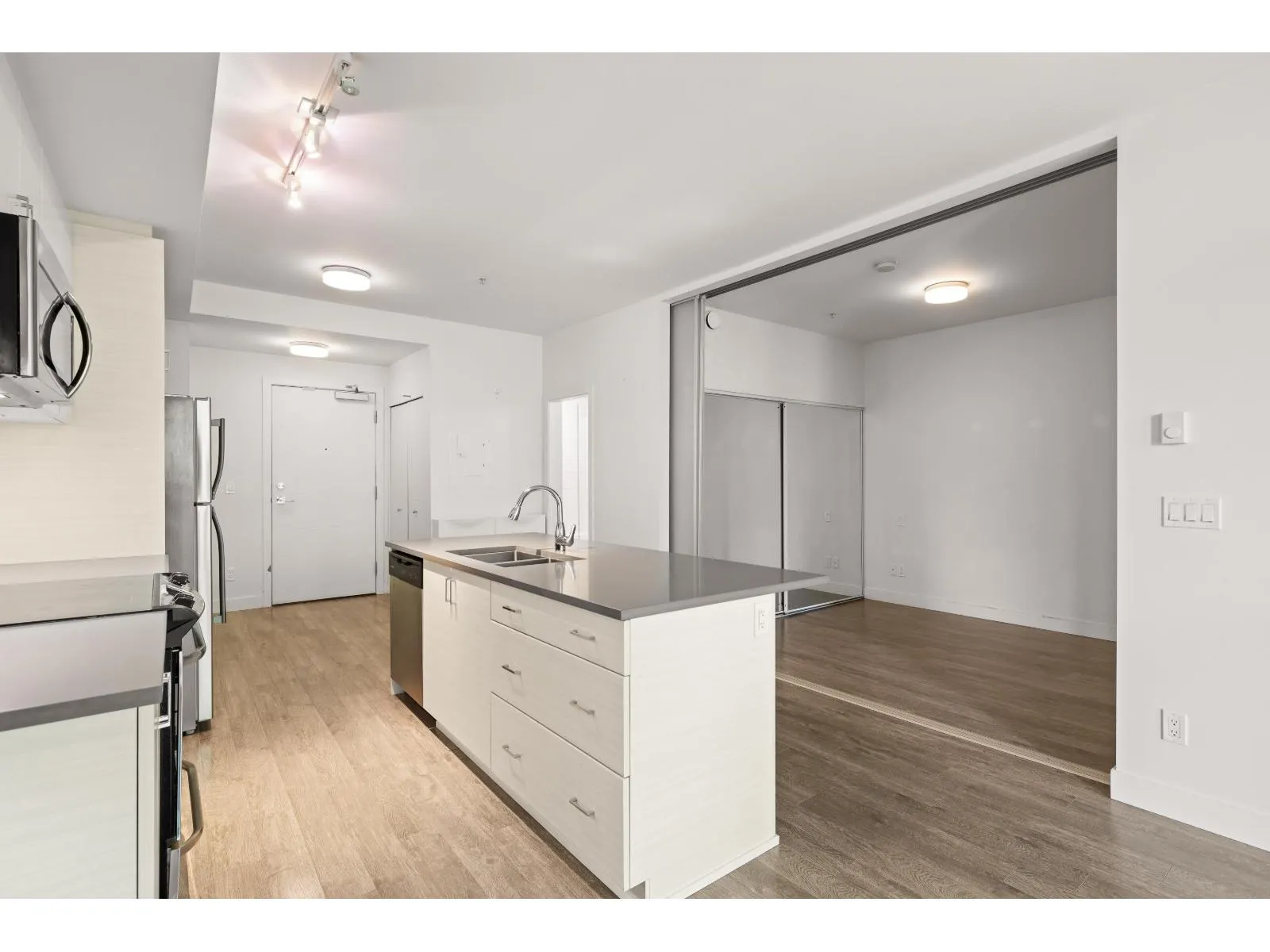 306 13919 FRASER HIGHWAY
