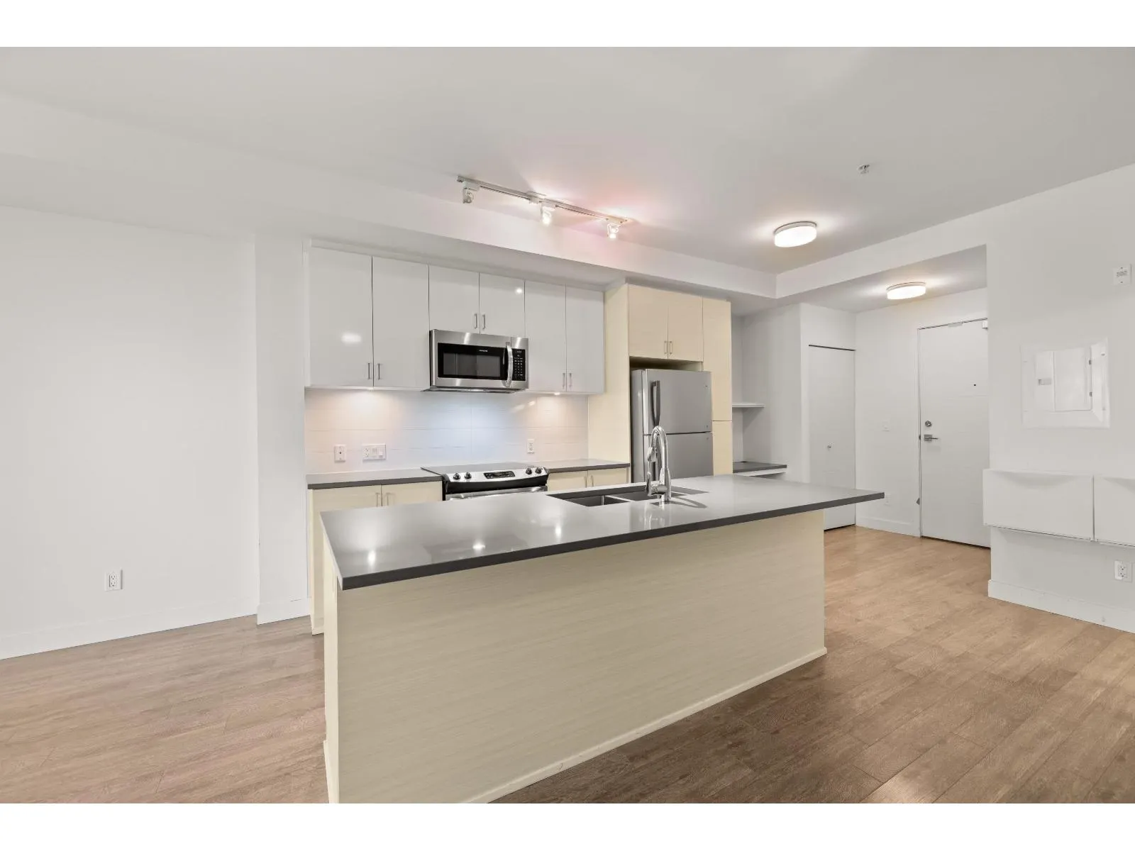 306 13919 FRASER HIGHWAY