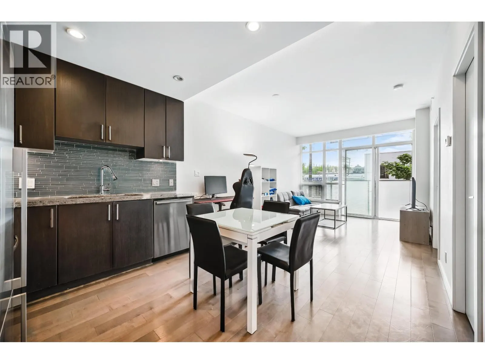 201 63 W 2ND AVENUE