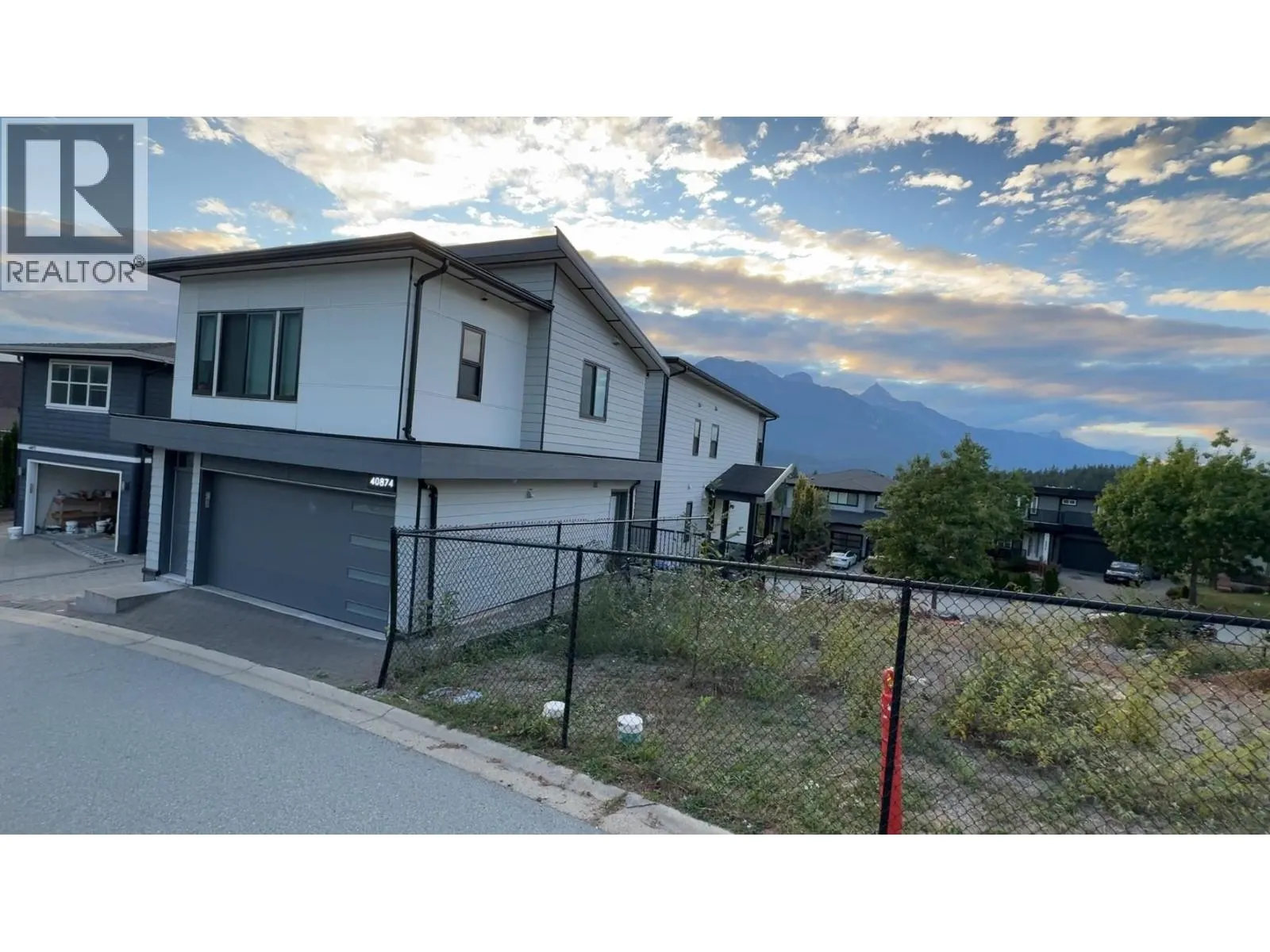 40876 THE CRESCENT