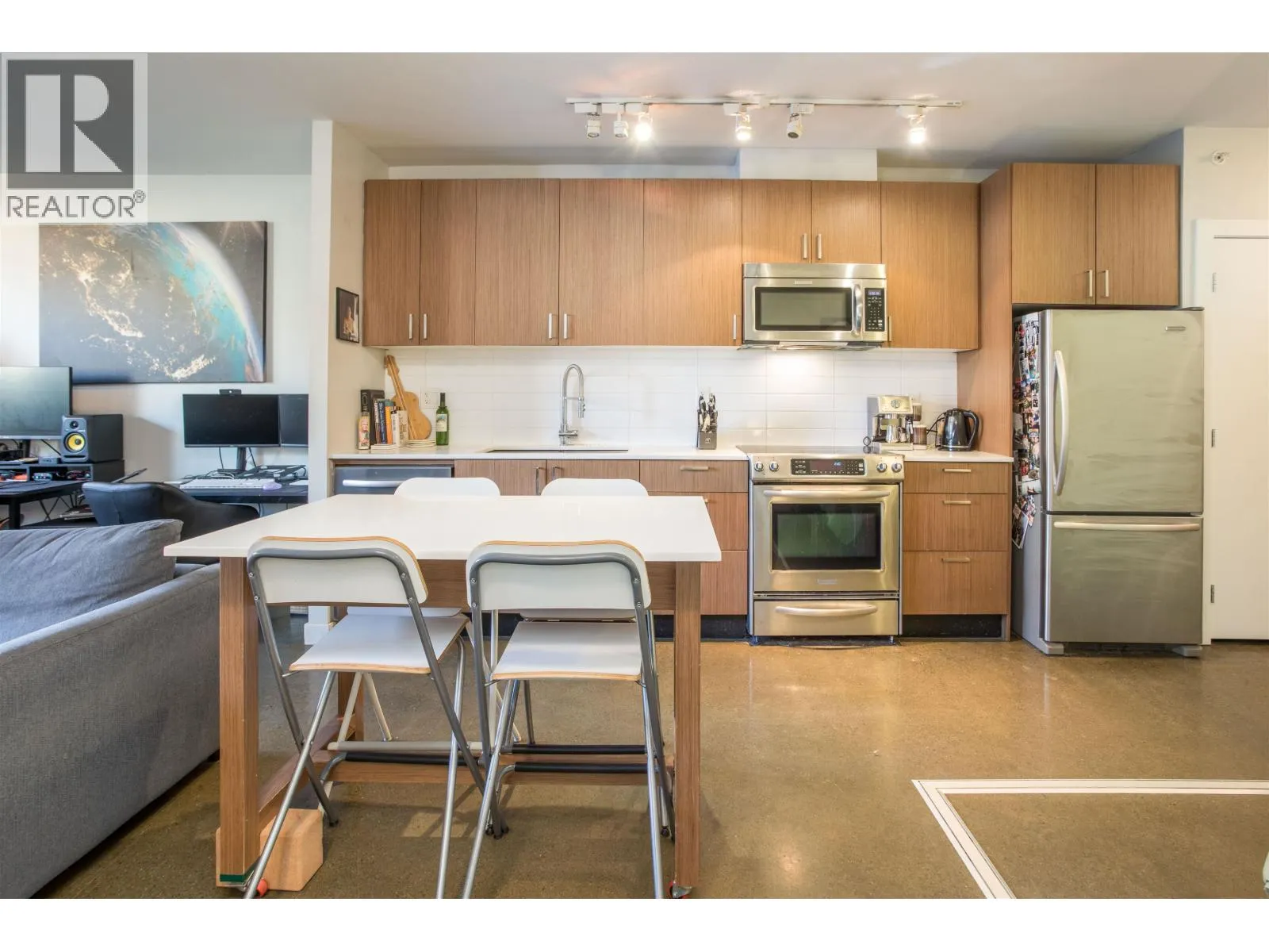 310 221 UNION STREET