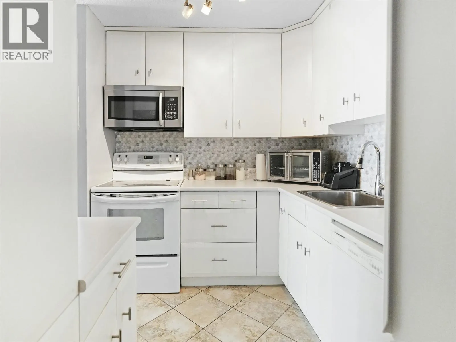 1605 3737 BARTLETT COURT