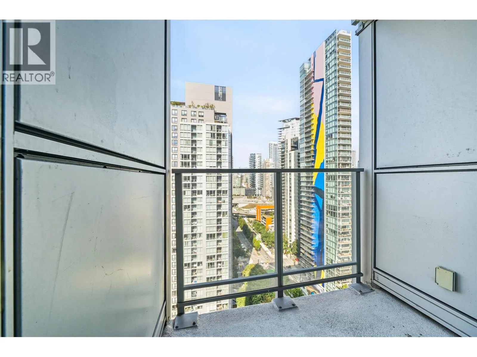 2705 1408 STRATHMORE MEWS