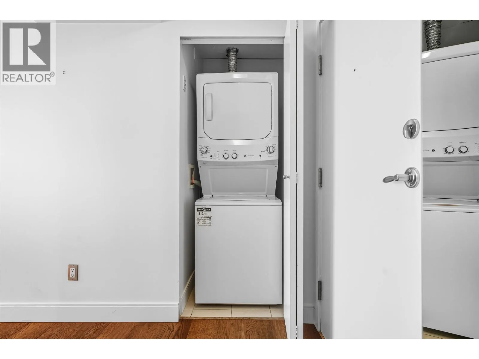 2705 1408 STRATHMORE MEWS
