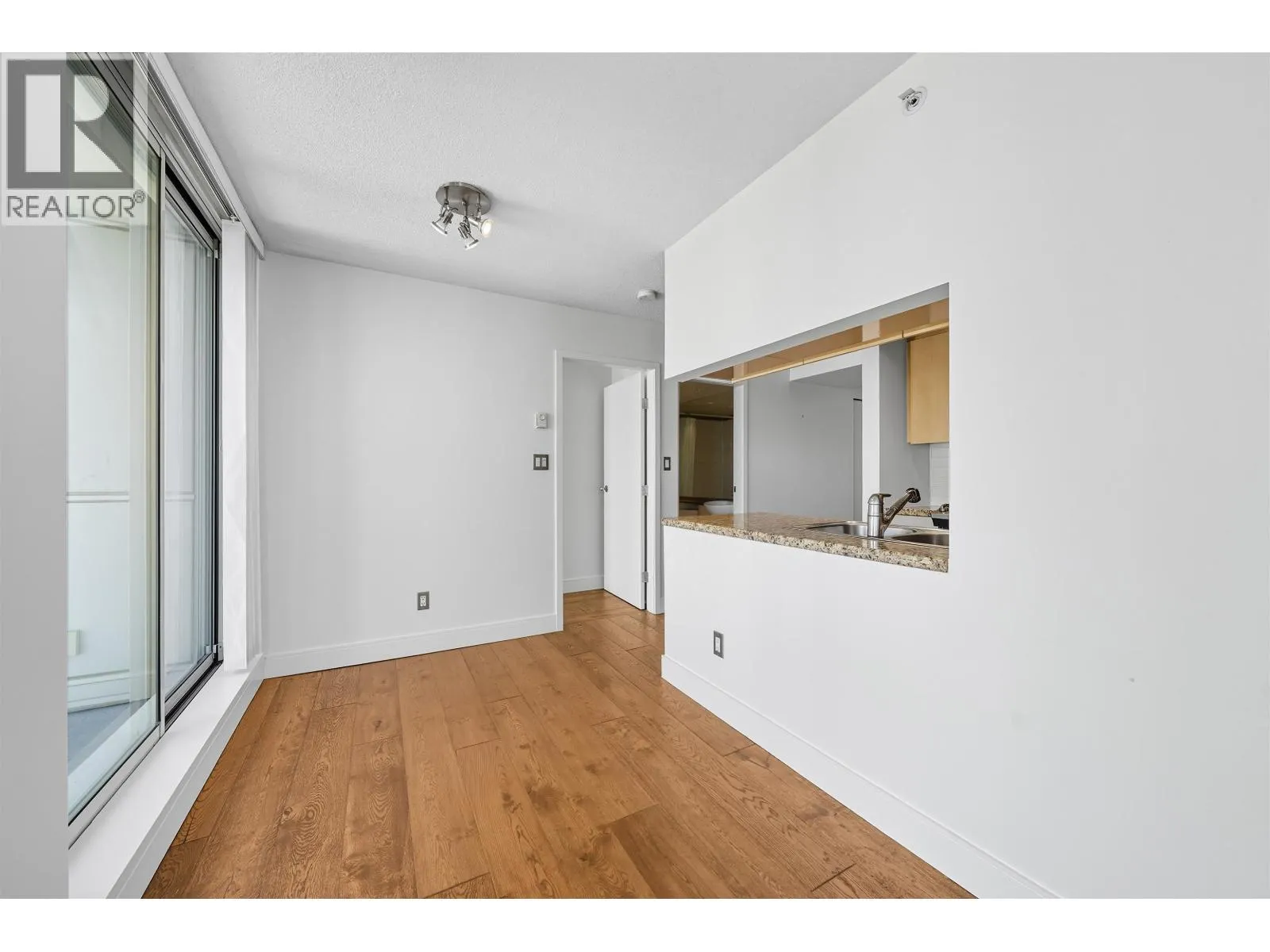 2705 1408 STRATHMORE MEWS