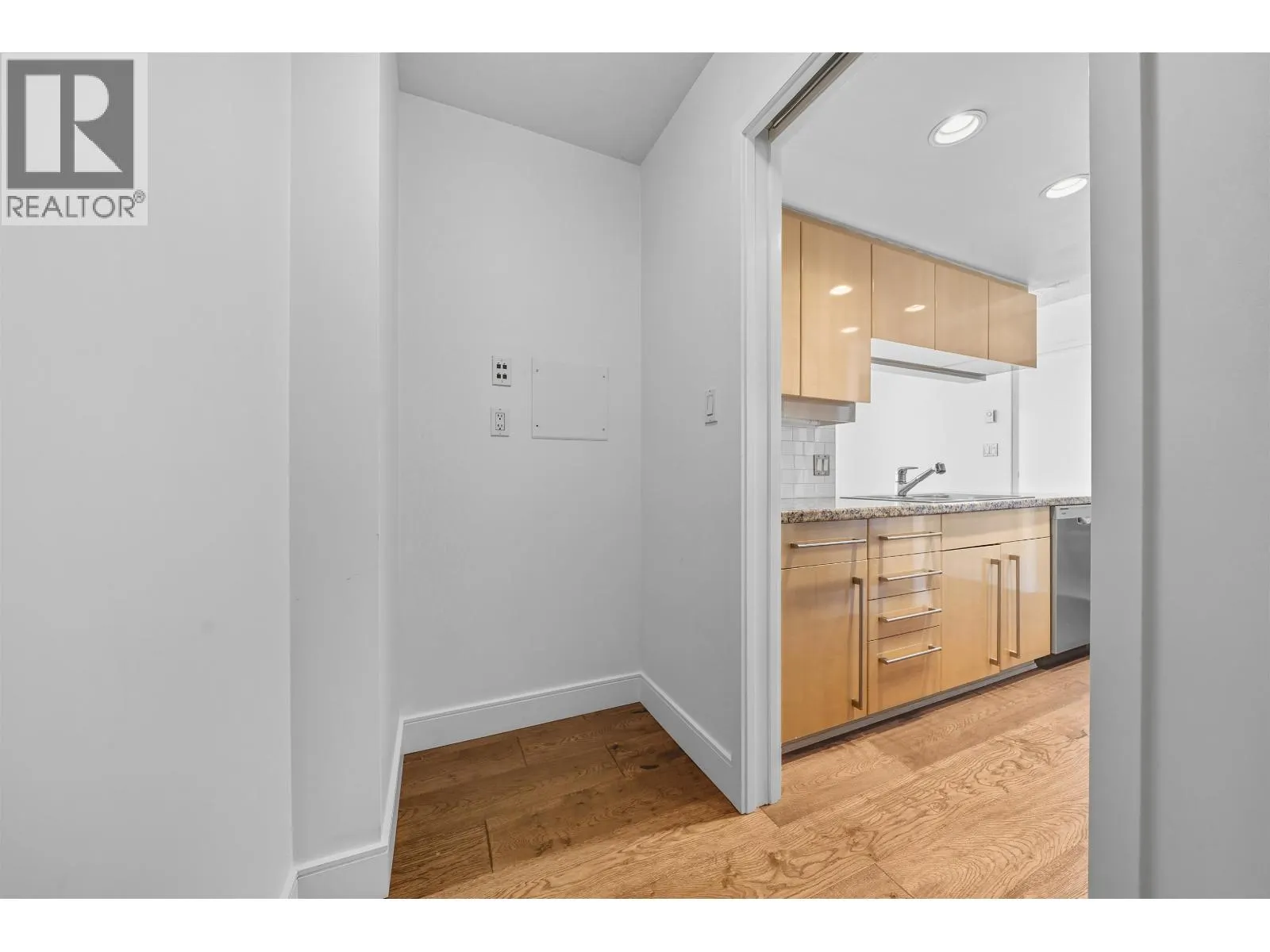 2705 1408 STRATHMORE MEWS