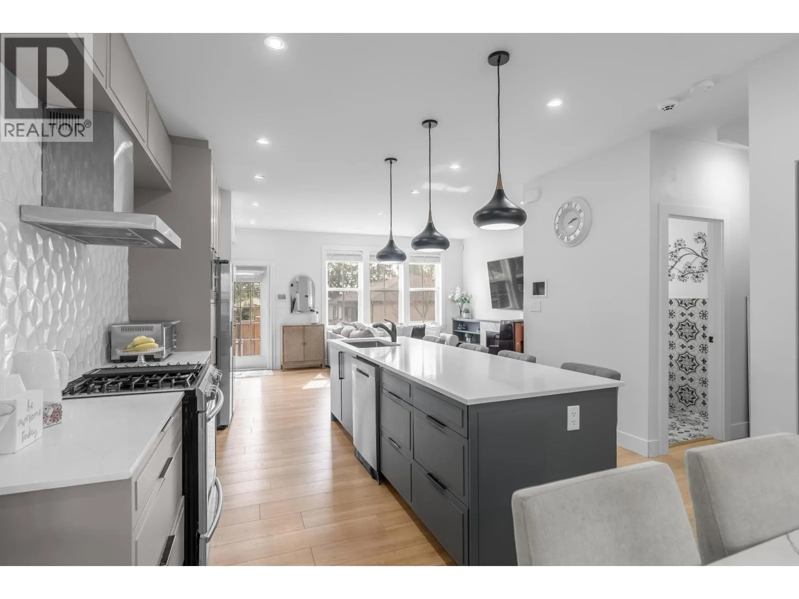 101 3416 QUEENSTON AVENUE