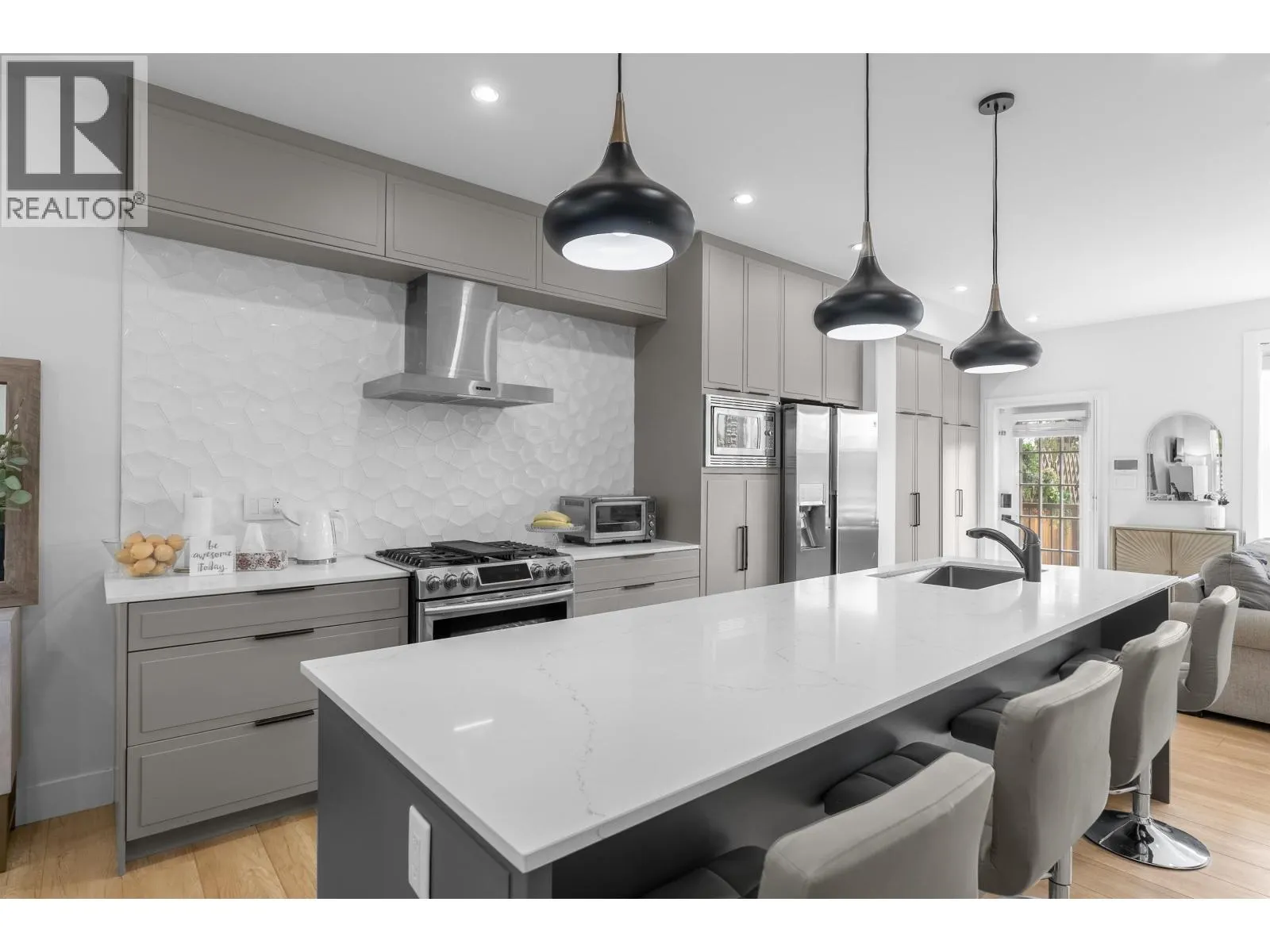 101 3416 QUEENSTON AVENUE