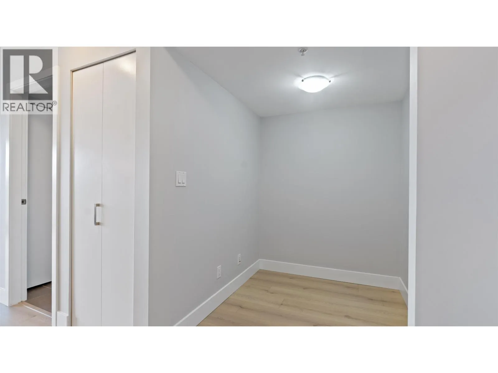 806 2959 GLEN DRIVE