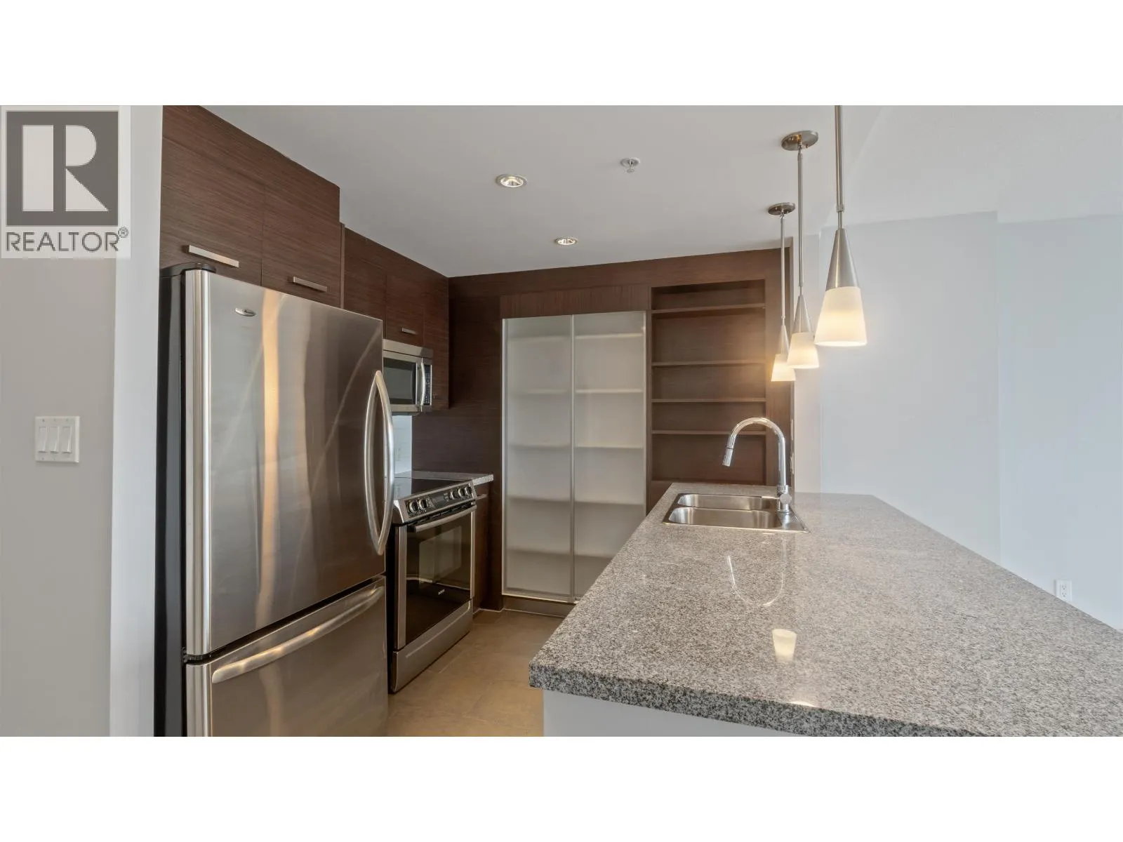 806 2959 GLEN DRIVE