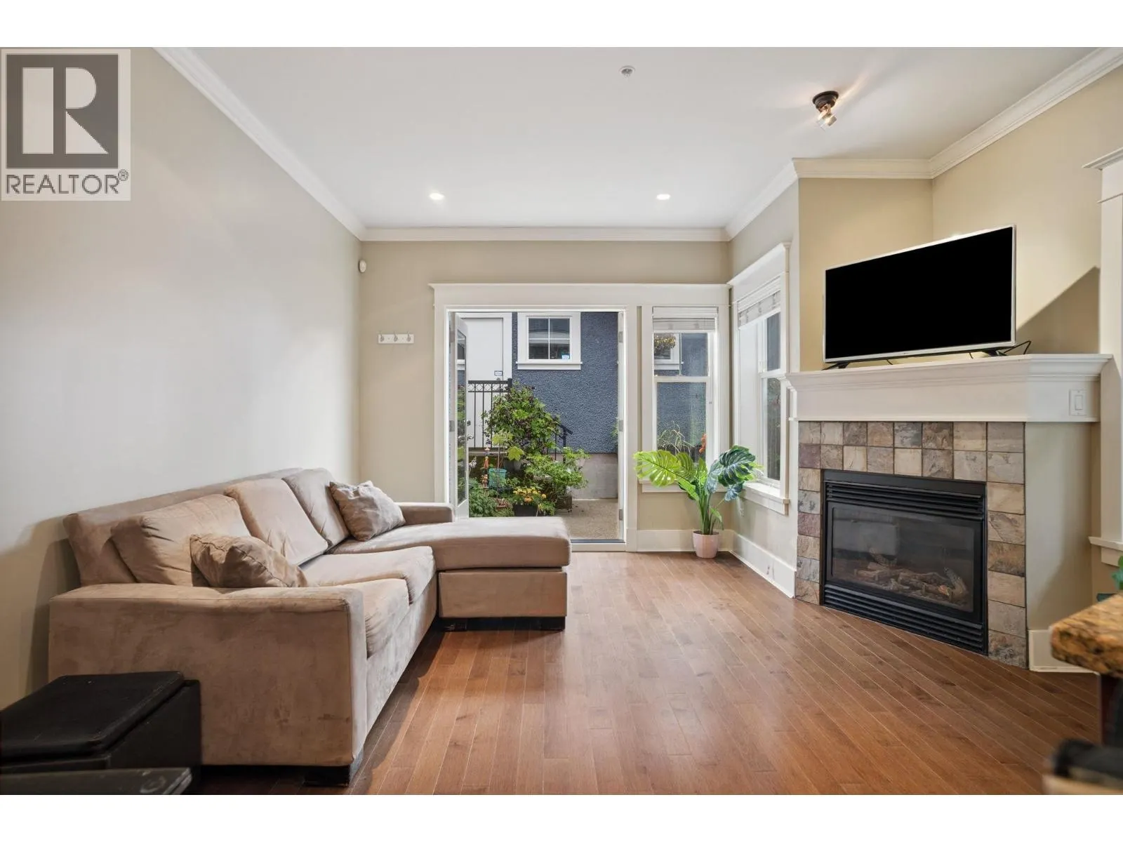 49 E 13TH AVENUE