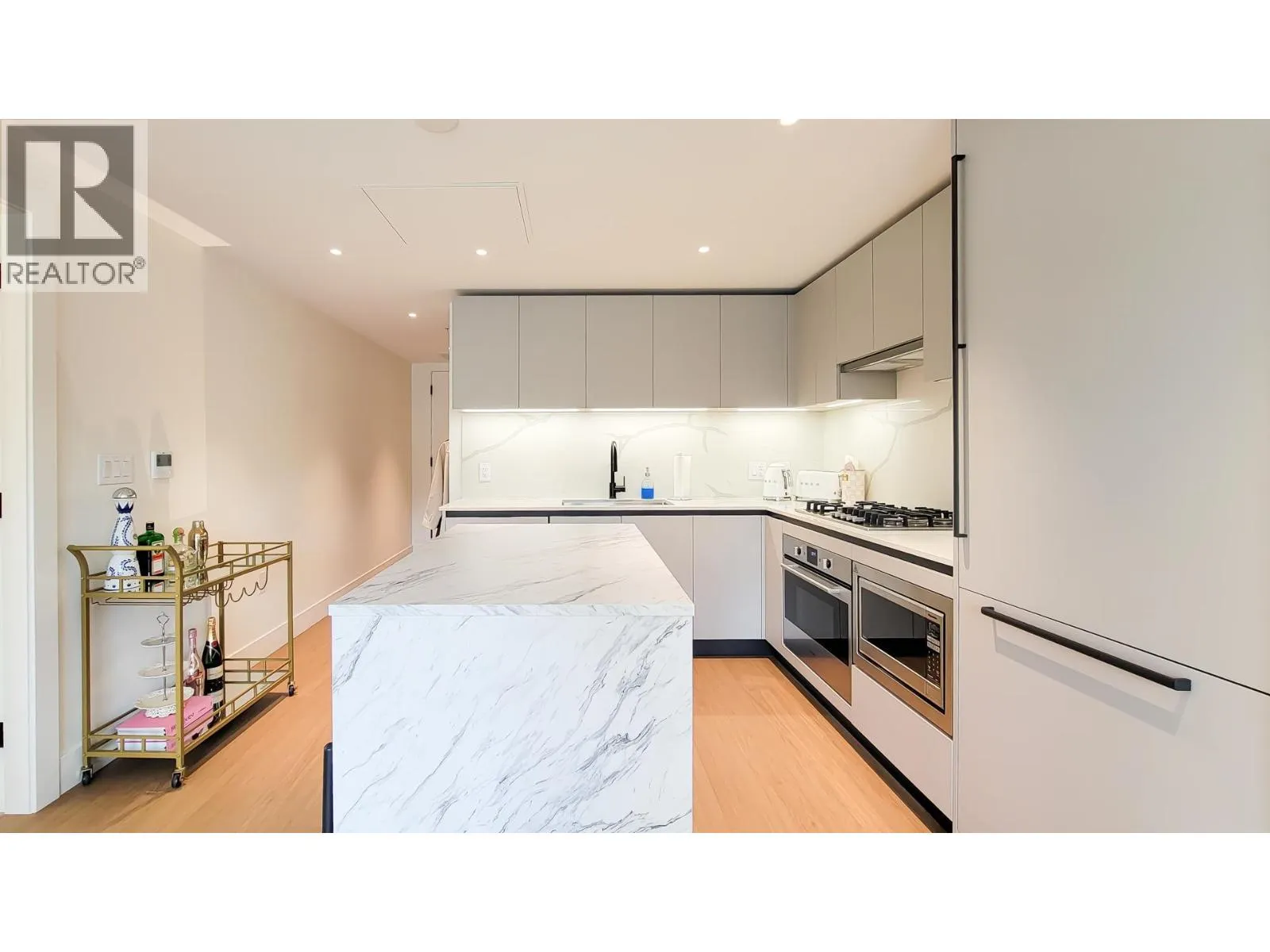 401 2235 E BROADWAY