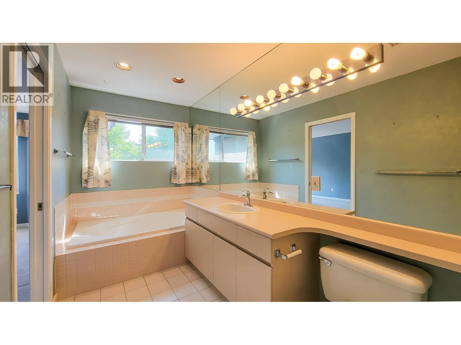 8 2990 PANORAMA DRIVE