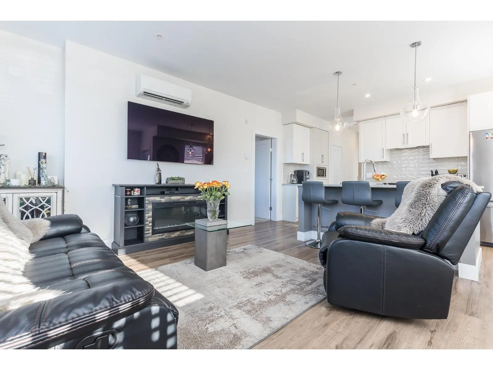 212 32838 VENTURA AVENUE