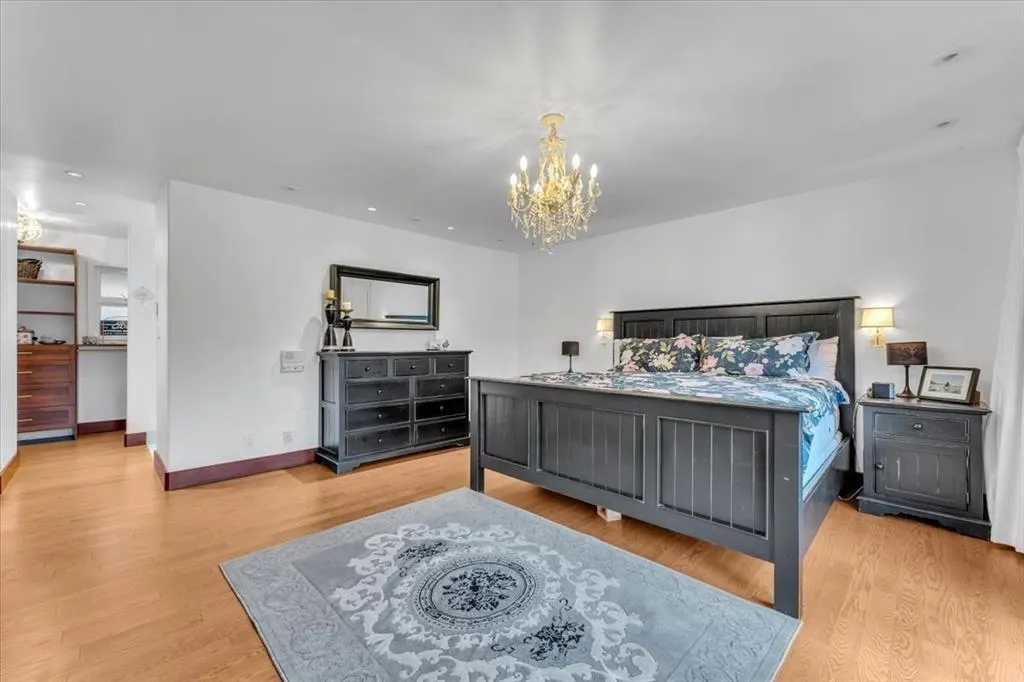 20077 FERNRIDGE CRESCENT