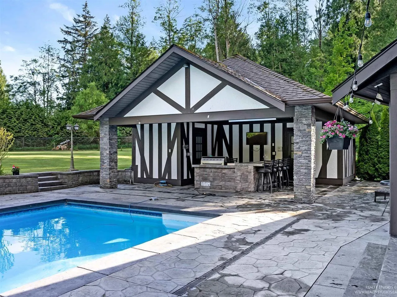20077 FERNRIDGE CRESCENT