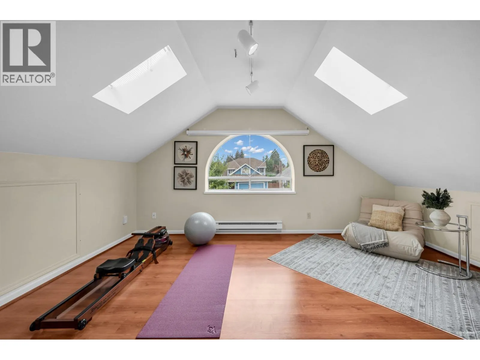 1830 WALNUT CRESCENT