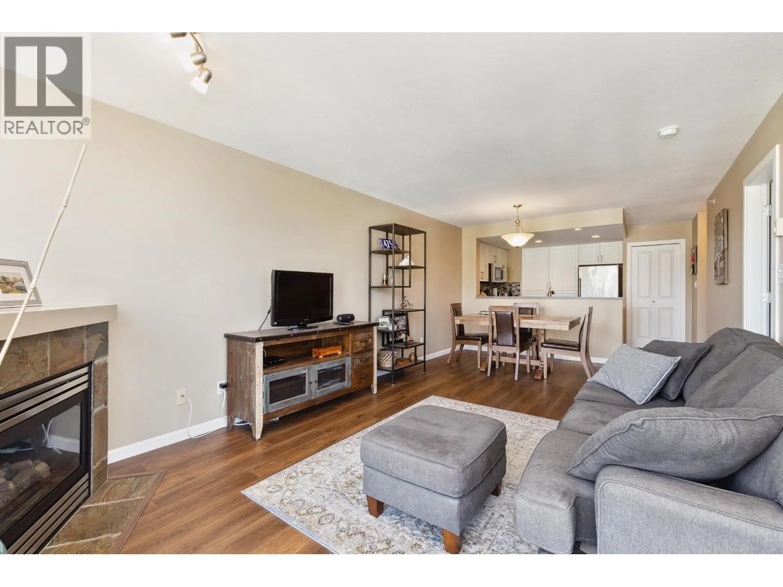 1706 235 GUILDFORD WAY