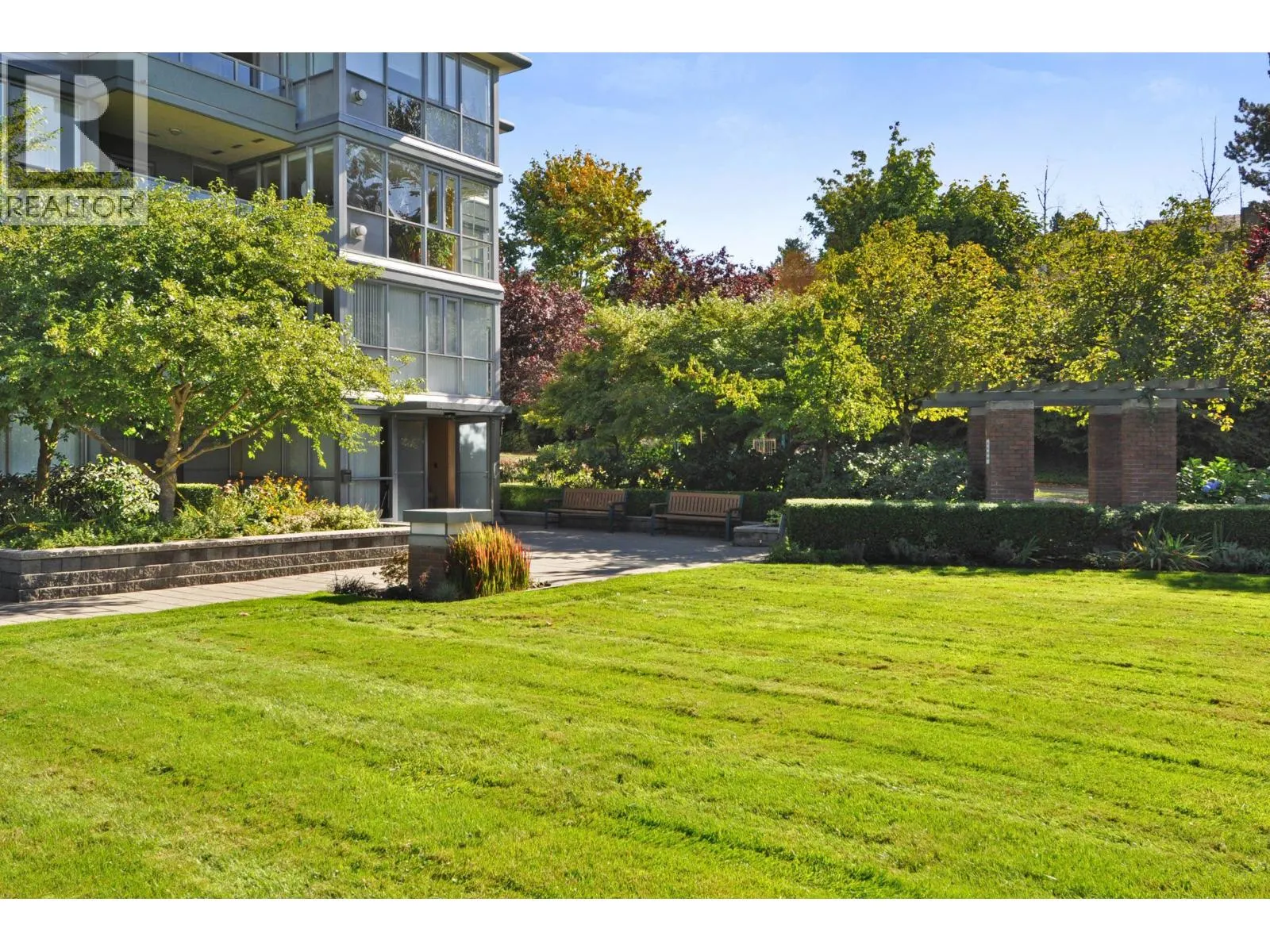 1706 235 GUILDFORD WAY