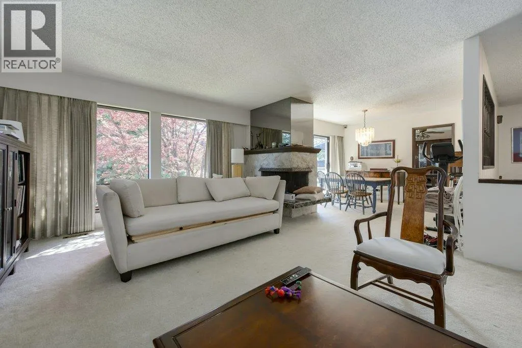 8194 WOODLAKE COURT