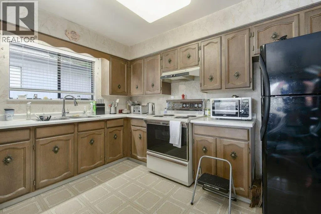 8194 WOODLAKE COURT