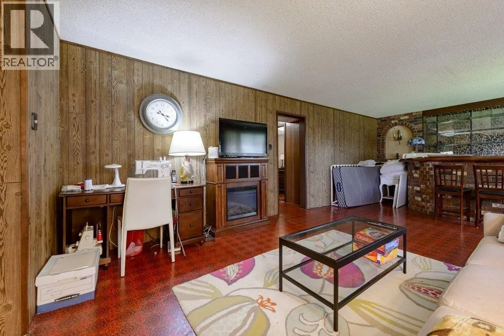 8194 WOODLAKE COURT