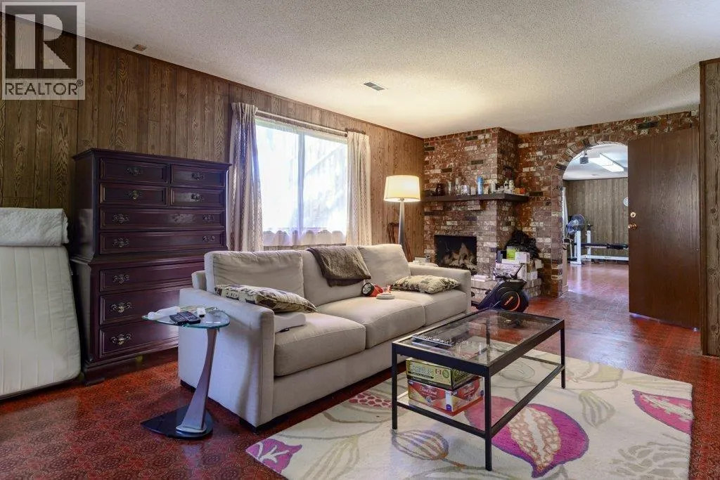 8194 WOODLAKE COURT