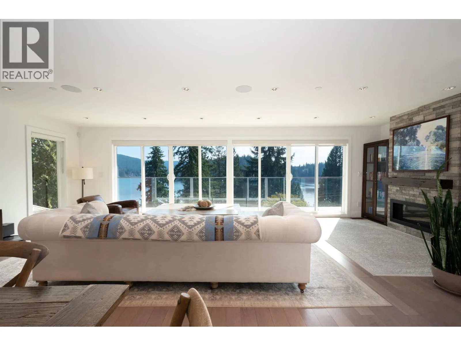 2867 PANORAMA DRIVE