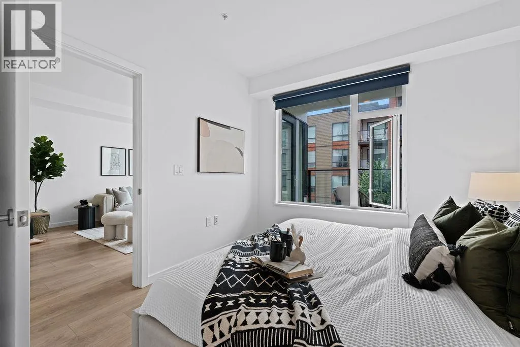 206 725 MARINE DRIVE