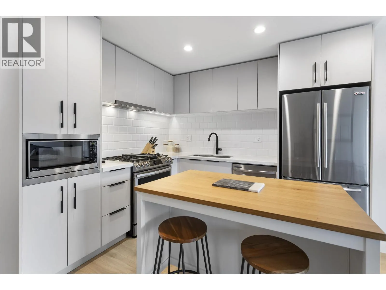 301 3018 ST GEORGE STREET
