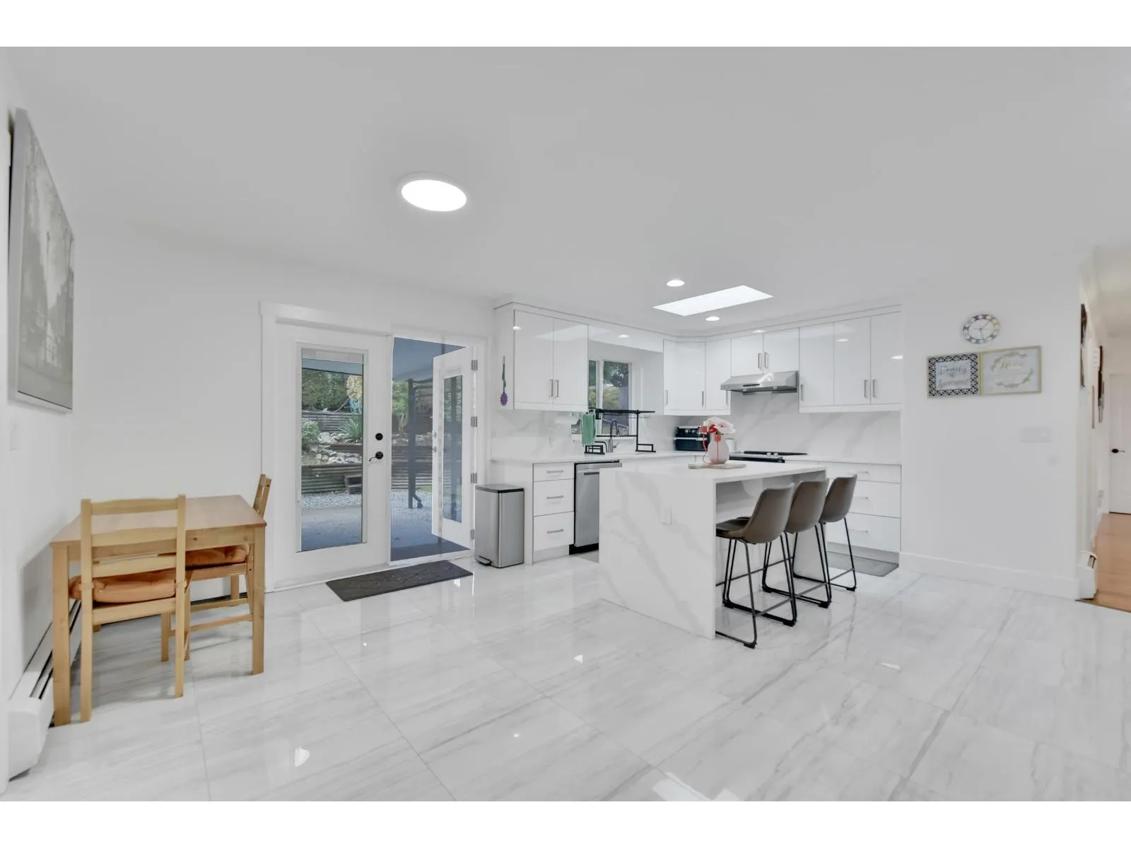 2215 ORCHARD DRIVE