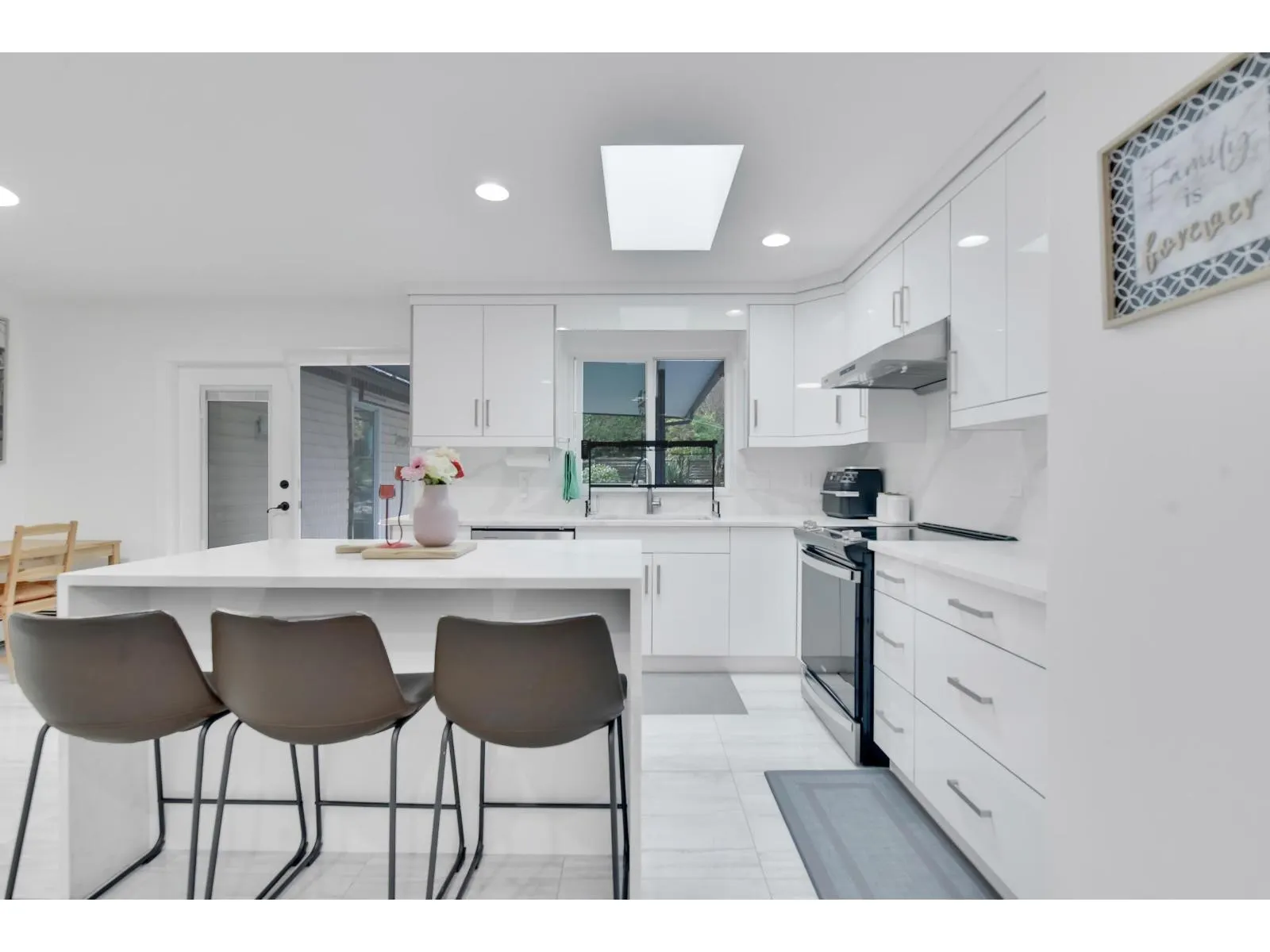 2215 ORCHARD DRIVE