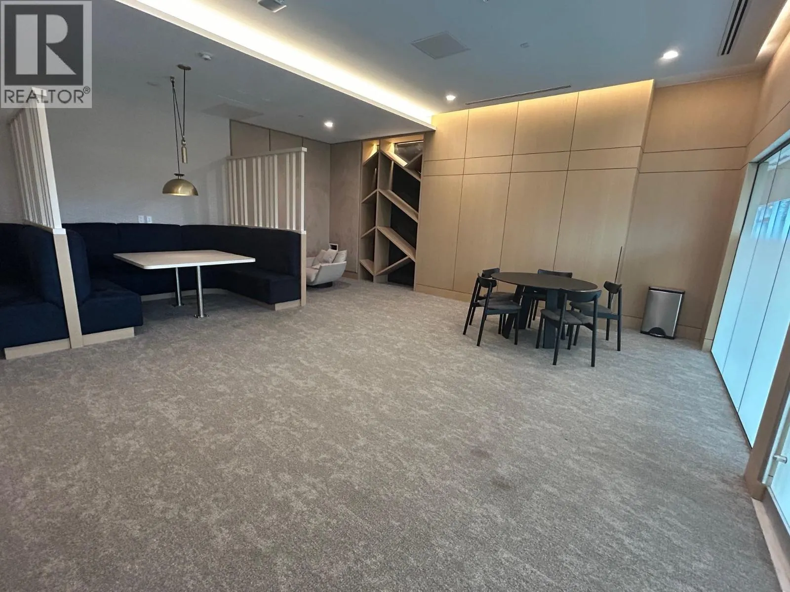 908 4880 LOUGHEED HIGHWAY
