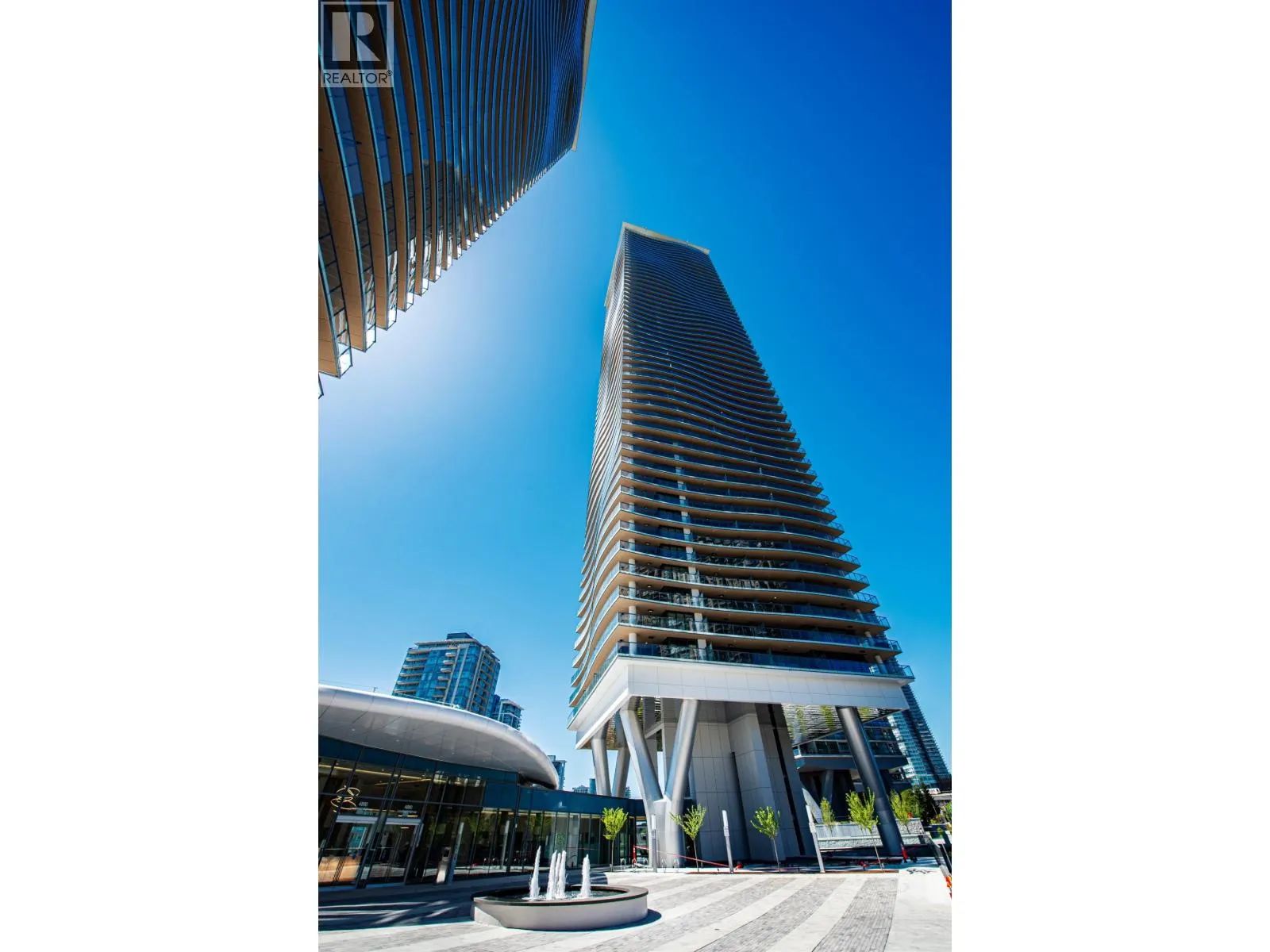 908 4880 LOUGHEED HIGHWAY