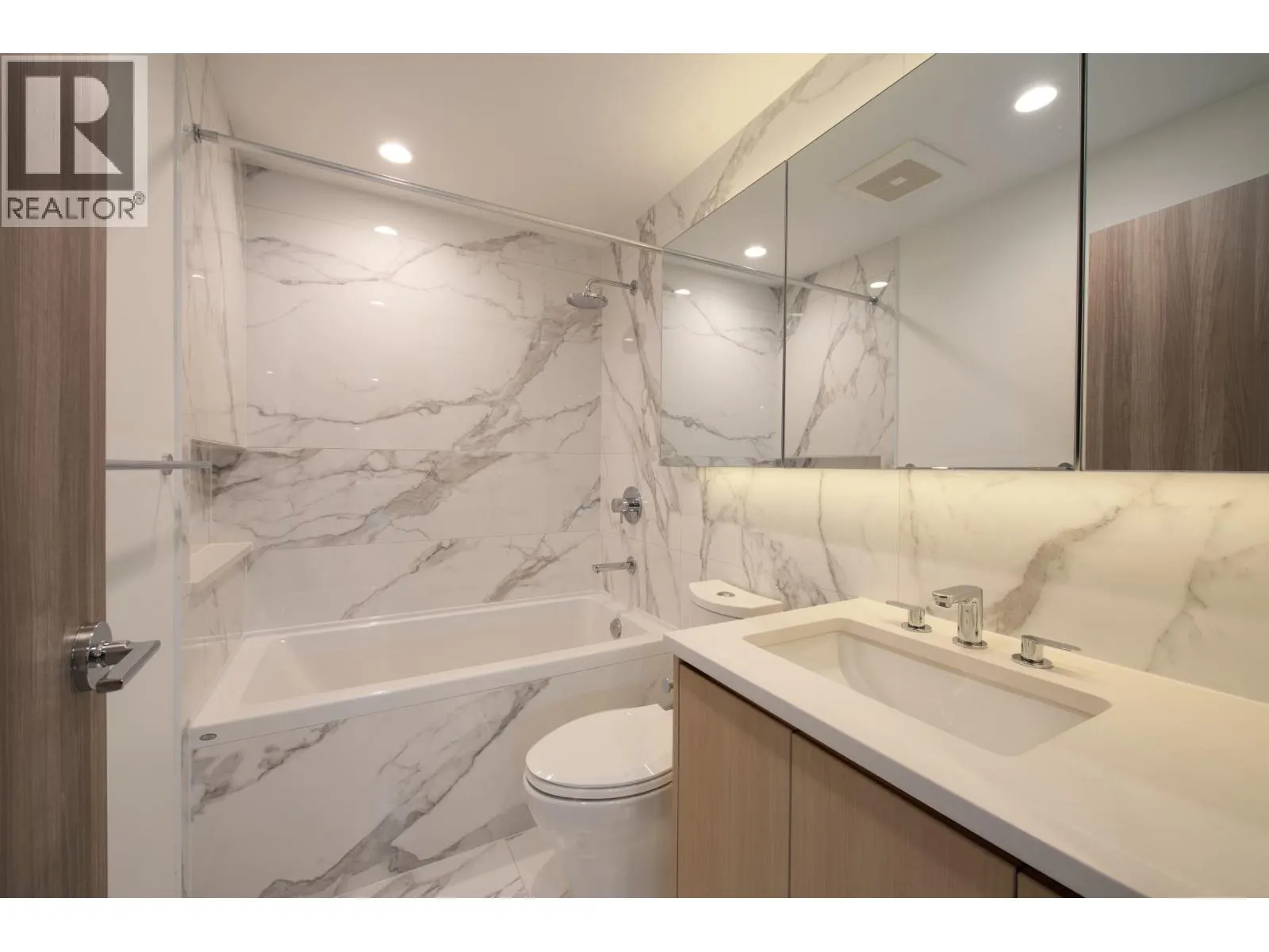 908 4880 LOUGHEED HIGHWAY