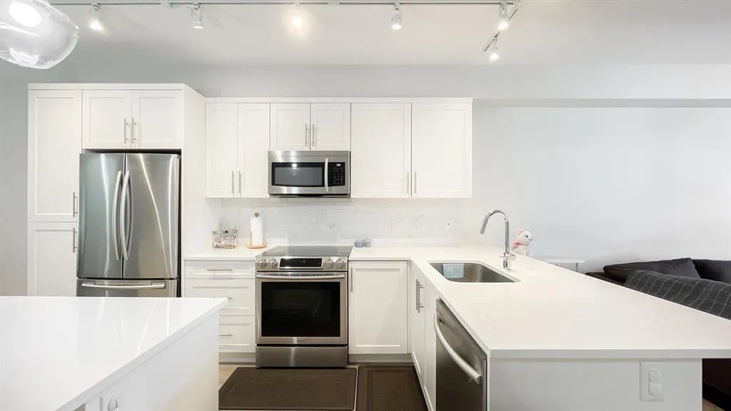 138 6030 142 STREET