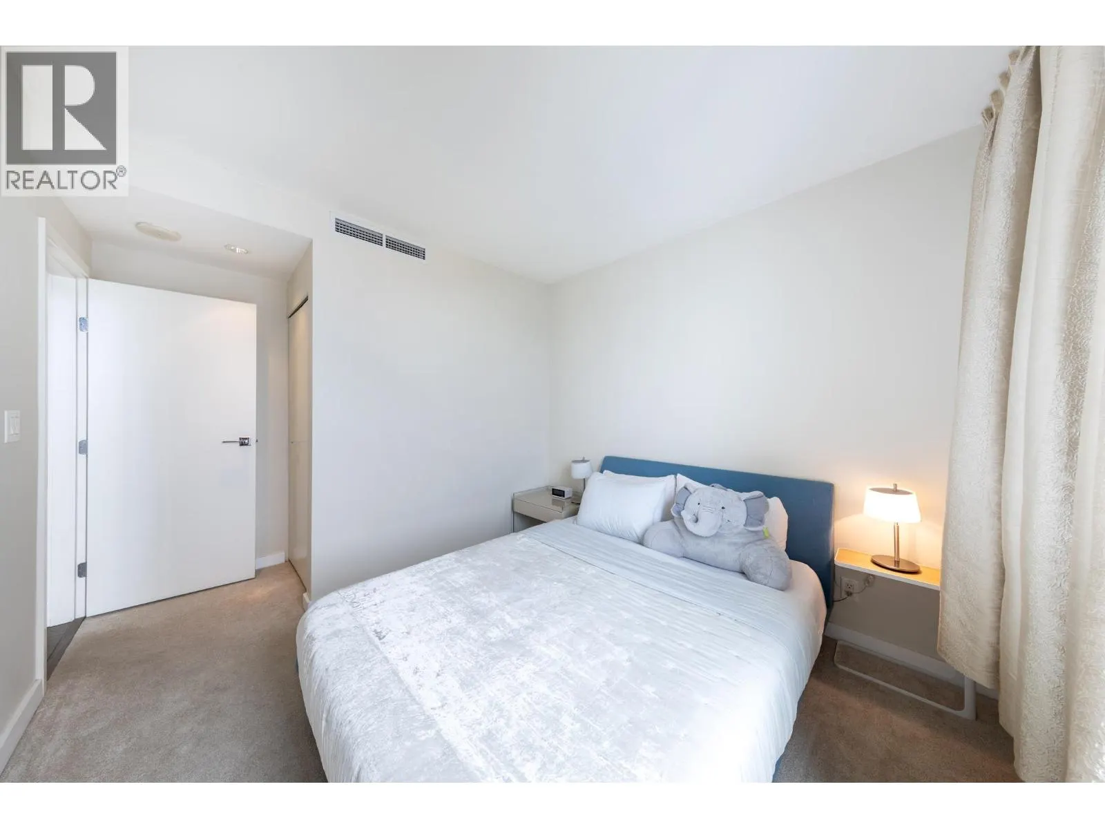 2501 8 SMITHE MEWS