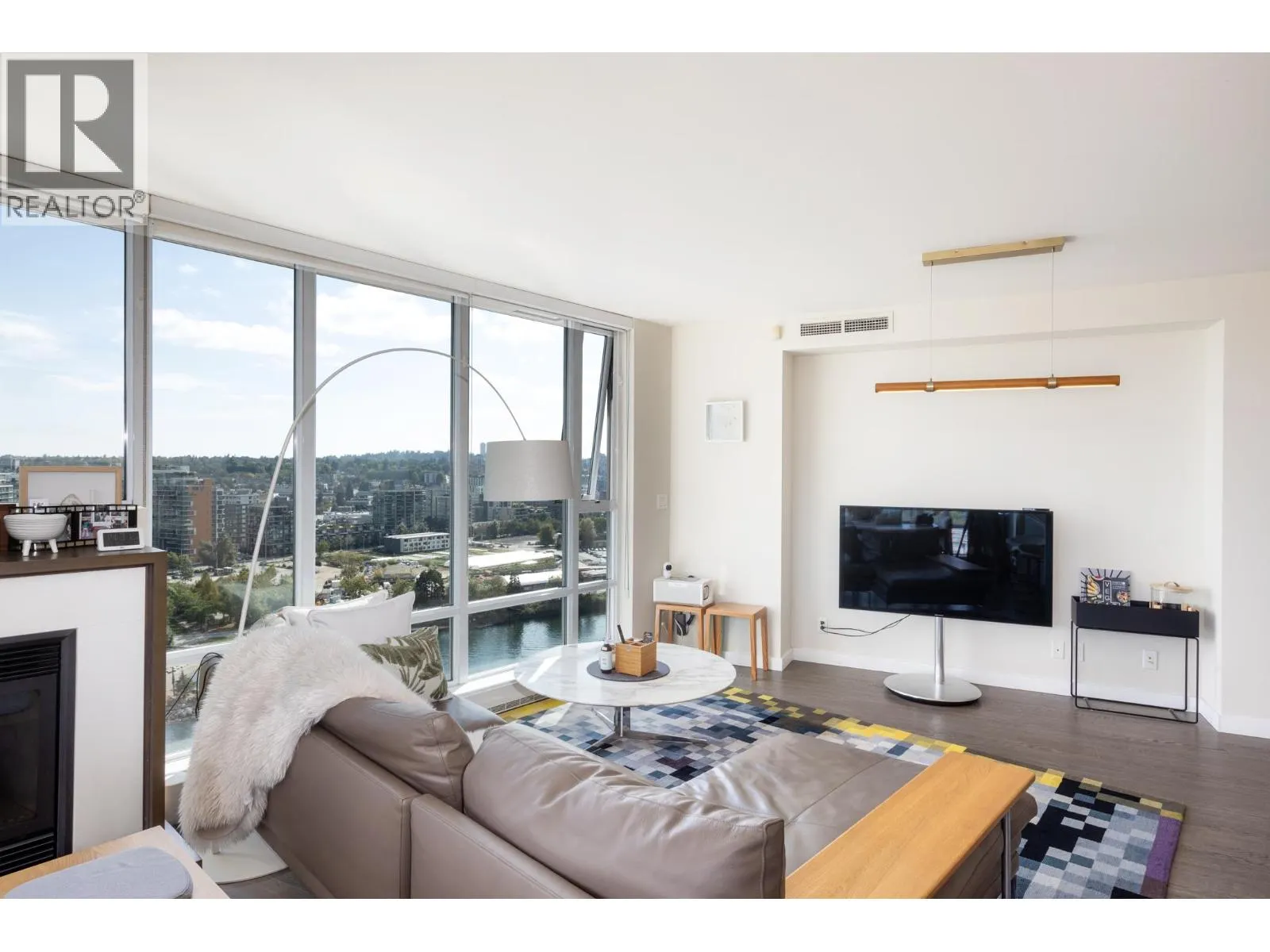 2501 8 SMITHE MEWS
