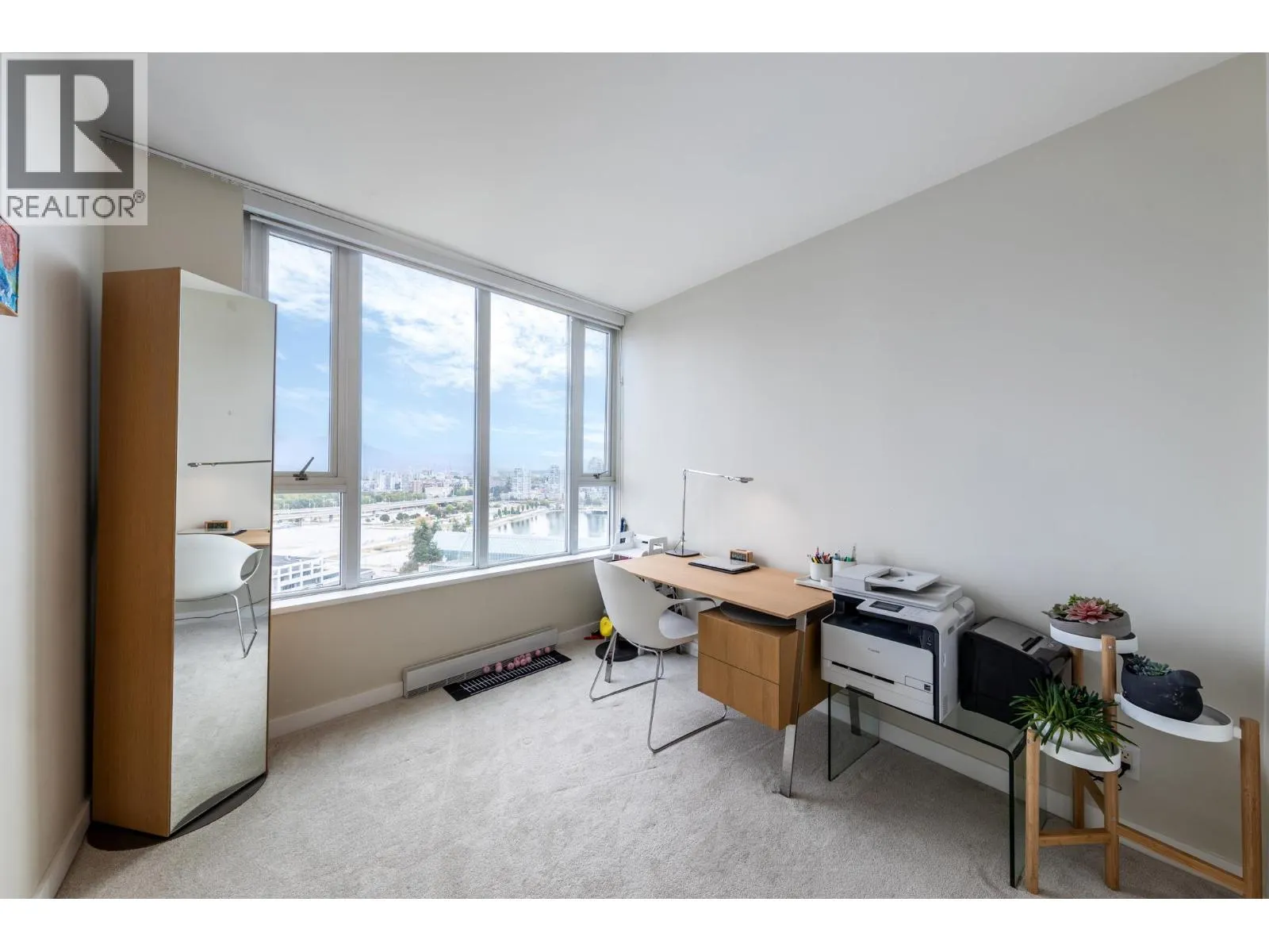 2501 8 SMITHE MEWS