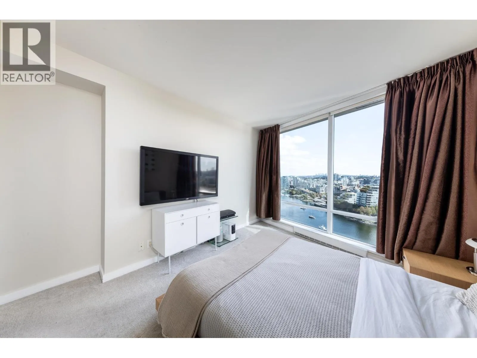 2501 8 SMITHE MEWS